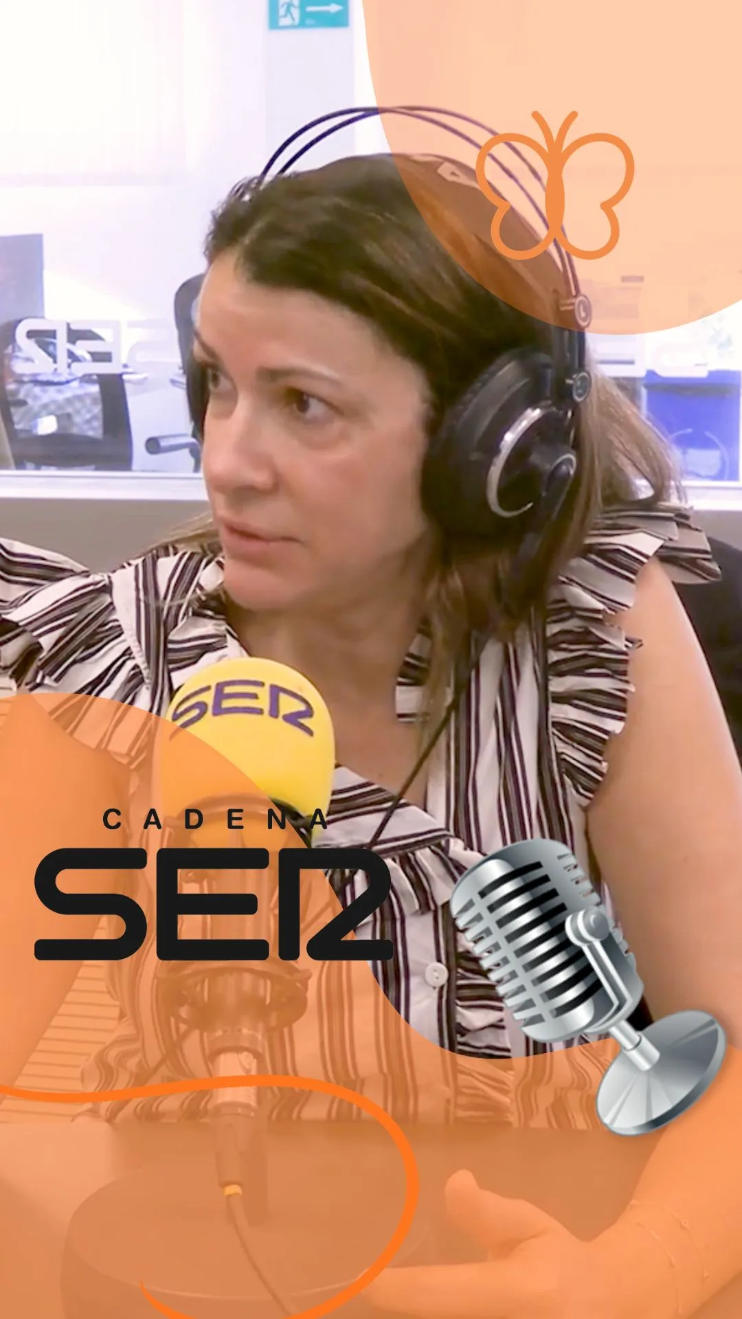 Bárbara Marrero hablando ante el micrófono de Cadena SER