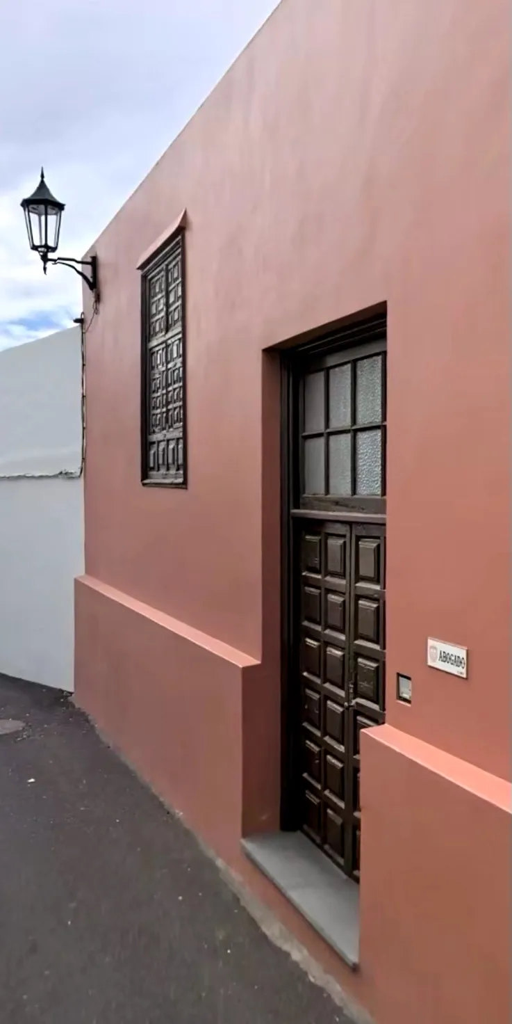 Puerta de la consulta de Bárbara Marrero en Garachico