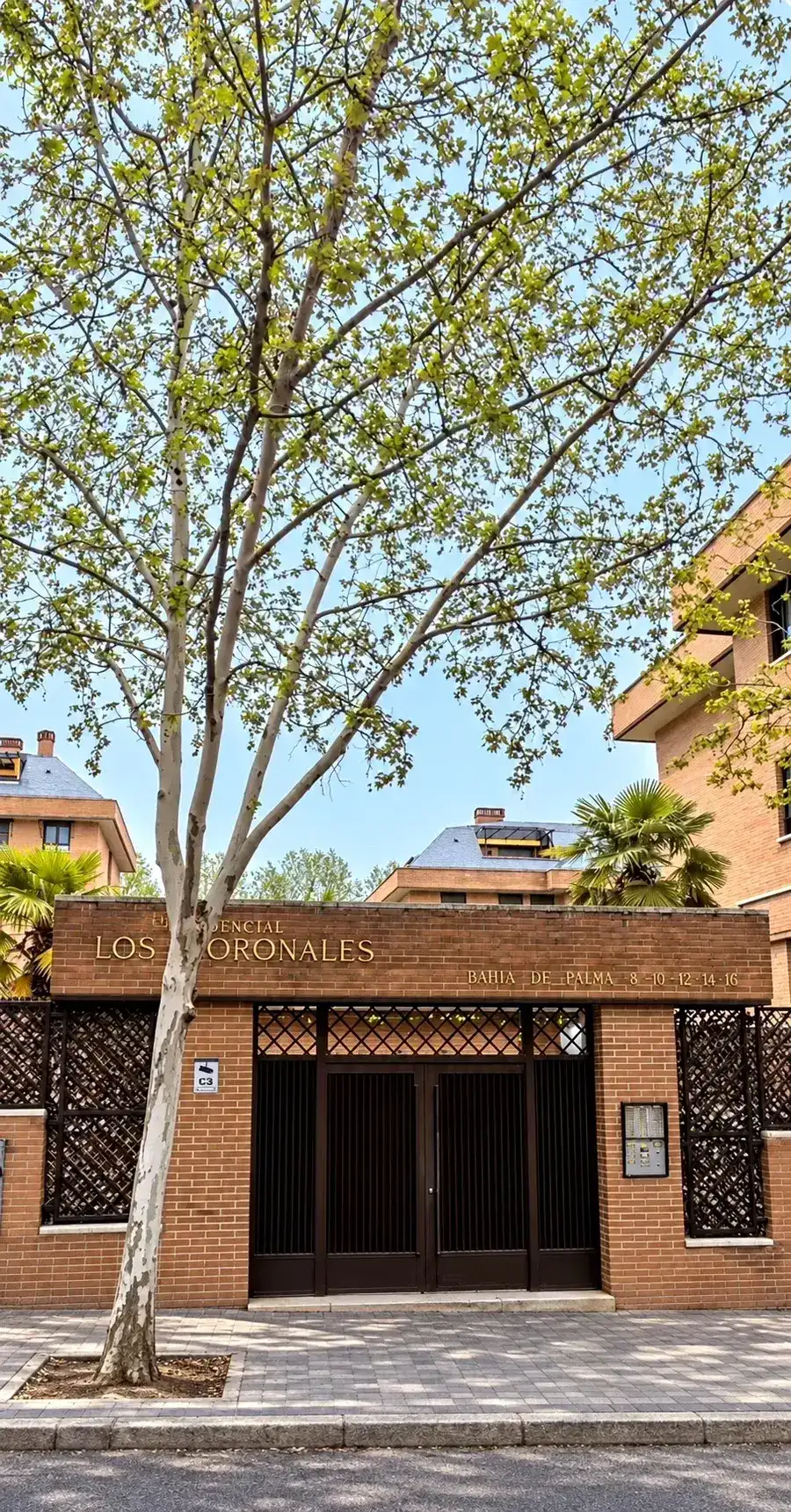 Entrada del edificio de la calle Bahía de Palma en Madrid, donde Bárbara Marrero pasa consulta