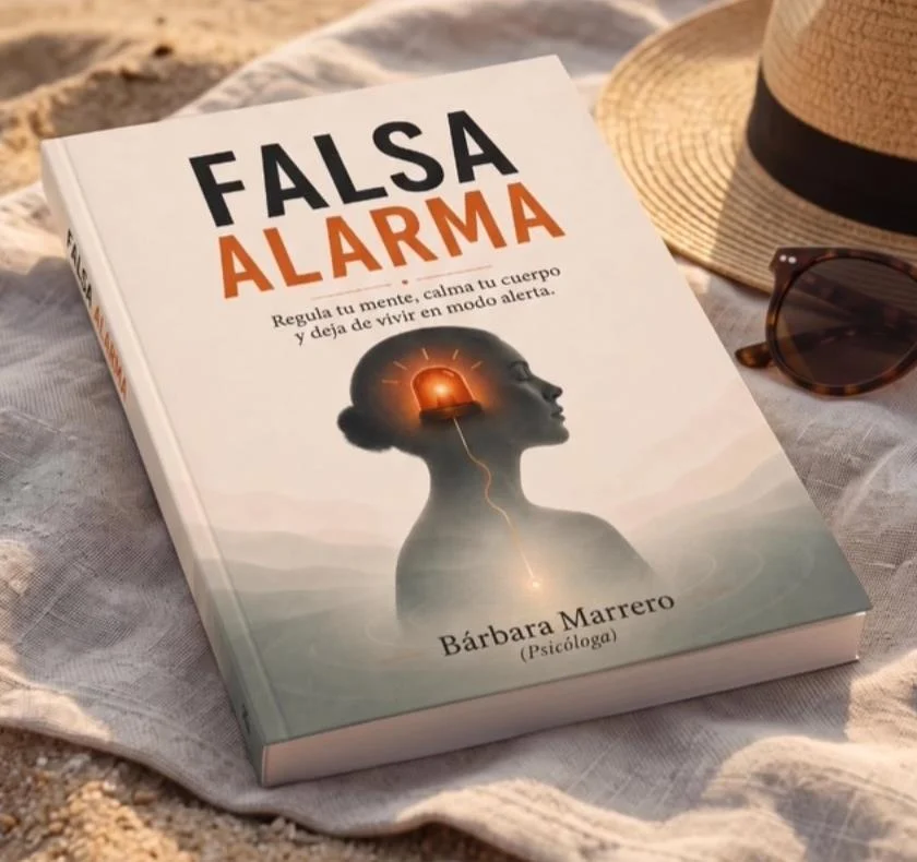 Portada de Falsa alarma, de Bárbara Marrero, sobre una toalla junto al mar